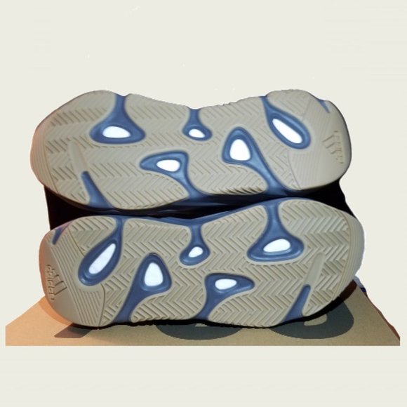 *Sold* NWT Yeezy Boost 700 v2 - Picture 8 of 8